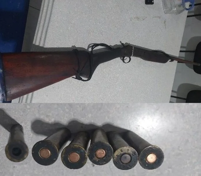 PM apreende arma de fogo e conduz suspeito à delegacia