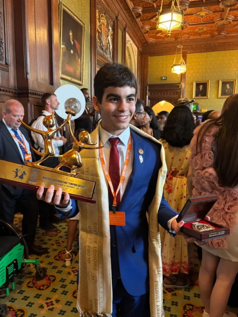 Jovem brasileiro de 16 anos recebe prêmio internacional como uma das 100 crianças prodígio do mundo