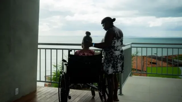 Foto de Bárbara e a mãe, Maria, no píer do hospital de cuidados paliativos Mont Serrat.