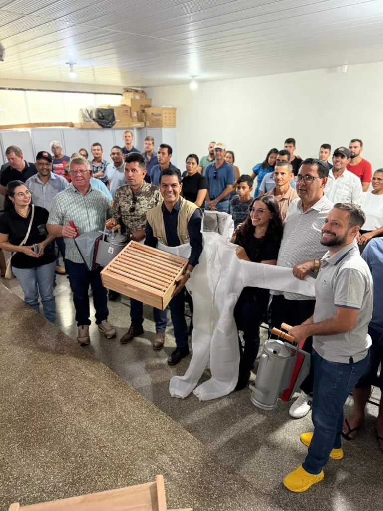 Deputado Cássio entrega mais de 50 kits apícolas para produtores de Rolim de Moura