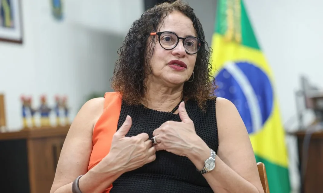 Vacina brasileira de covid fortalece ciência e país, diz ministra