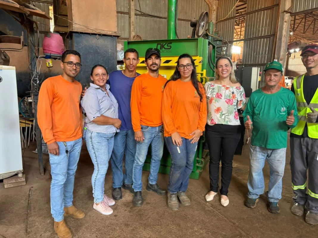 Associação de catadores de Cerejeiras recebe prensa hidráulica com apoio de Cláudia de Jesus