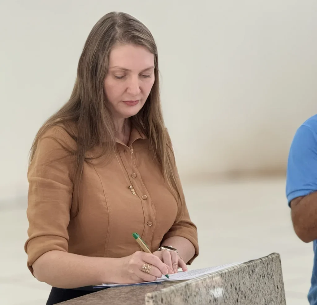 Deputada Gislaine Lebrinha acompanha uso de escavadeira destinada a Rio Crespo