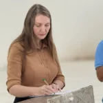 Deputada Gislaine Lebrinha acompanha uso de escavadeira destinada a Rio Crespo