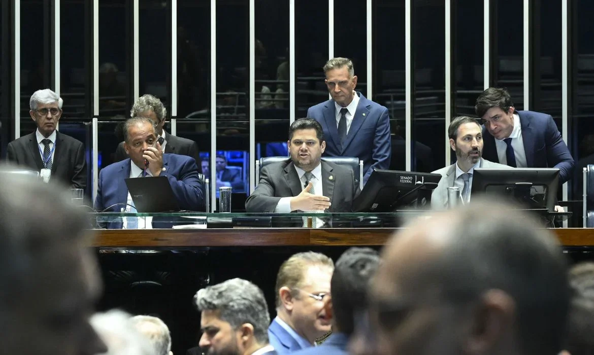 Carlos Moura Plenário do Senado Federal durante sessão deliberativa ordinária. Ordem do dia. Na pauta, o substitutivo da Câmara ao PL 3.824/2023, que institui a Política Nacional de Indução à Docência na Educação Básica - Mais Professores para o Brasil. Mesa: senador Eduardo Gomes (PL-TO); presidente do Senado Federal, senador Davi Alcolumbre (União-AP); secretário-geral da Mesa do Senado Federal, Danilo Augusto Barboza de Aguiar. Foto: Carlos Moura/Agência Senado