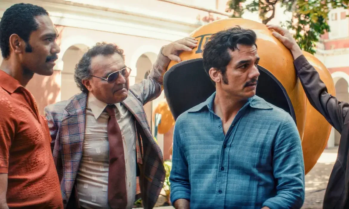 Rio de Janeiro (RJ), 06/11/2025 – O cinema brasileiro volta a ocupar seu espaço nas telas com O Agente Secreto, novo longa do pernambucano  Kleber Mendonça Filho, que chega nesta quinta-feira (6) a mais de 700 cinemas, em 370 cidades brasileiras, em uma estreia simultânea com Alemanha e Portugal.
Foto: Victor Jucá/Divulgação