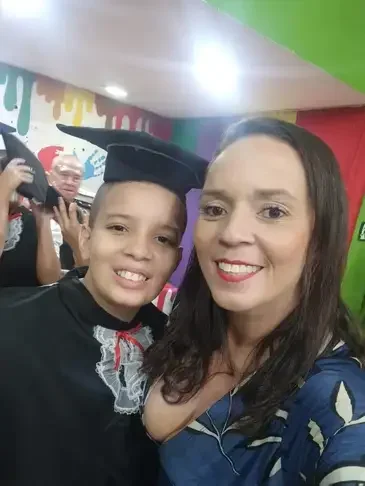 Priscilla Pires/Arquivo Pessoal Rio de Janeiro (RJ), 09/01/2026 - Brasileiros vão reaproveitar material escolar na volta às aulas 2026. Priscilla Pires e o seu filho Gabriel. Foto: Priscilla Pires/Arquivo Pessoal