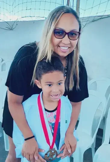 Priscila Alves/Arquivo Pessoal Rio de Janeiro (RJ), 09/01/2026 - Brasileiros vão reaproveitar material escolar na volta às aulas 2026. Priscila Alves e o seu filho Carlos. Foto: Priscila Alves/Arquivo Pessoal