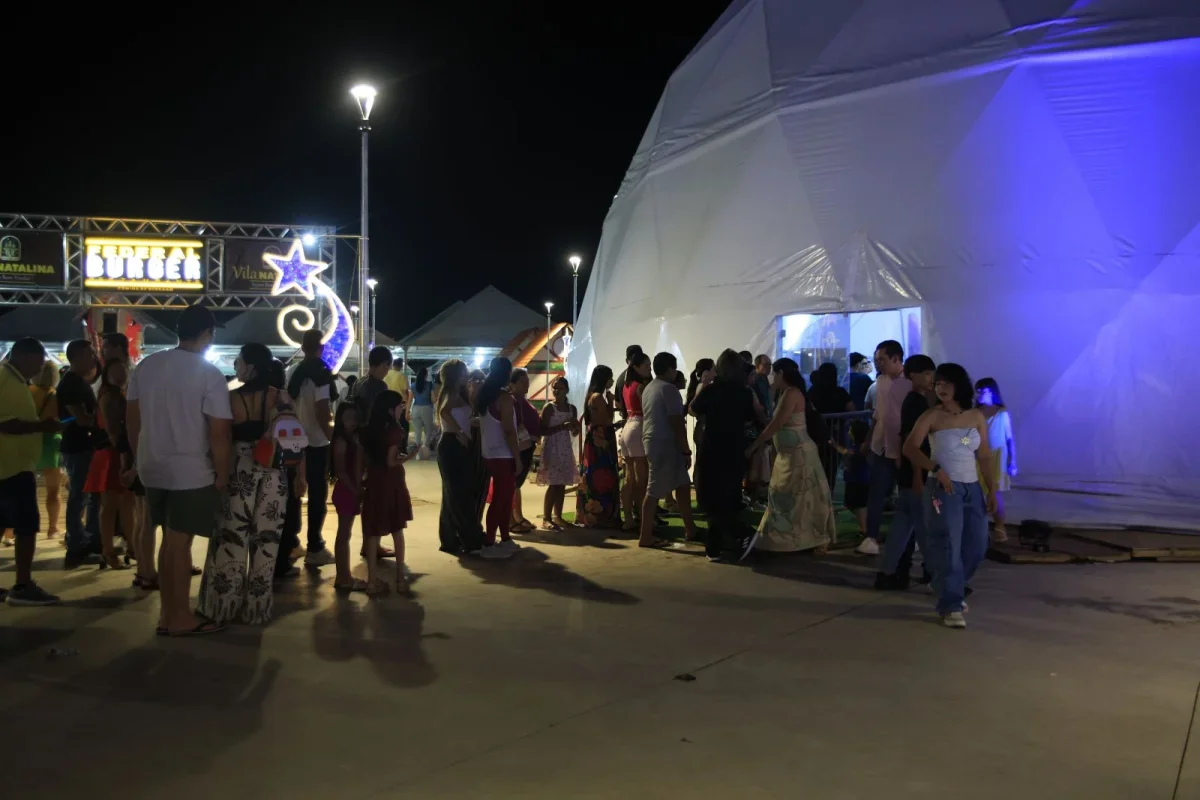 Pista de patinação no gelo seguiu como a atração mais procurada durante a noite de despedida do evento