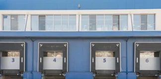 Crescimento do e-commerce redesenha o uso de portas automáticas em centros de distribuição e logística