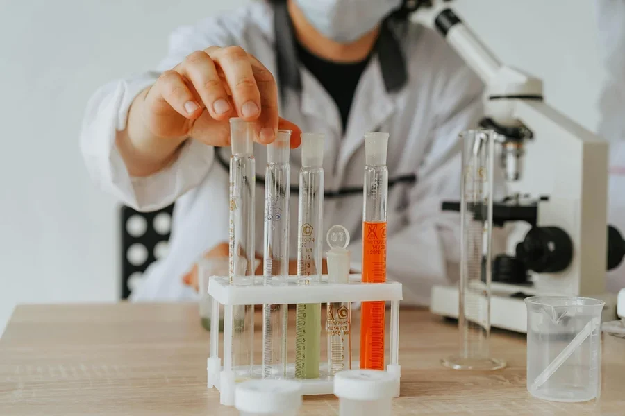 Foto colorida de pessoa mexendo em amostras em laboratório - Exame toxicológico na CNH: entenda como funciona e drogas detectadas - Metrópoles