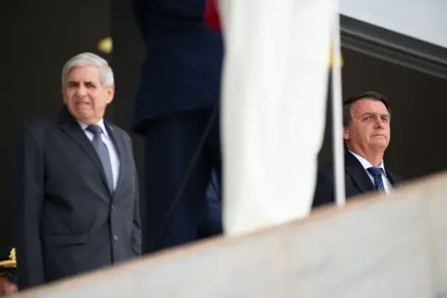 Augusto Heleno ao lado de Bolsonaro