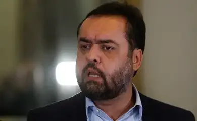 Rio de Janeiro (RJ) 24/10/2024 - O governador do Rio, Cláudio Castro, fala à imprensa com os secretários de Polícia Militar, coronel Marcelo de Menezes, de Polícia Civil, Felipe Curi, e de Segurança Pública, Victor dos Santos, após a morte de três pessoas baleadas na Avenida Brasil, próximo do Complexo de Israel, onde acontecia uma operação da Polícia Militar, na Zona Norte. Foto: Fernando Frazão/Agência Brasil