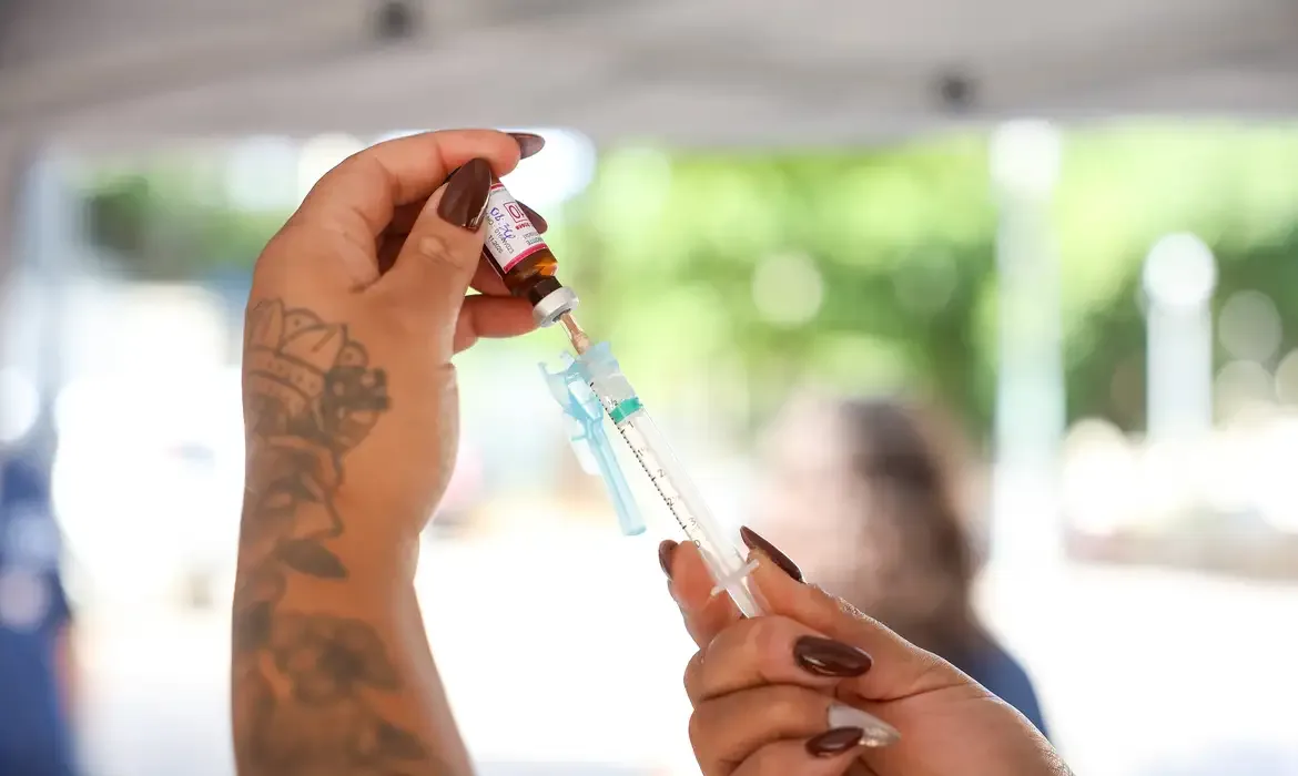 Rio de Janeiro (RJ), 10/05/2025 – Vacina da Tríplice Viral durante o Dia D contra a gripe, na Lapa, centro da capital fluminense. Foto: Tomaz Silva/Agência Brasil