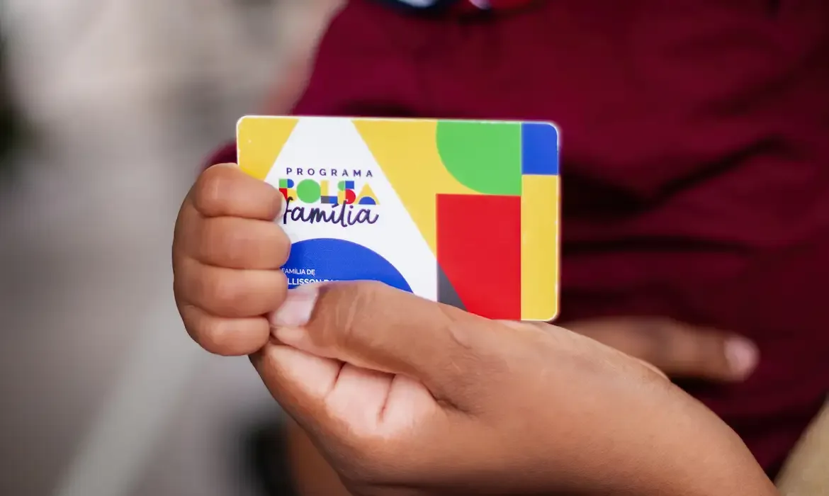 Lyon Santos/ MDS Erilene (27 anos), Mauro (05 anos) Elias (06 meses) - Família Beneficiária do Programa Bolsa Família - CRAS de Sobradinho 1 - Brasília (DF). Na foto eles seguram o cartão do programa Bolsa Família.
Fotos: Lyon Santos/ MDS