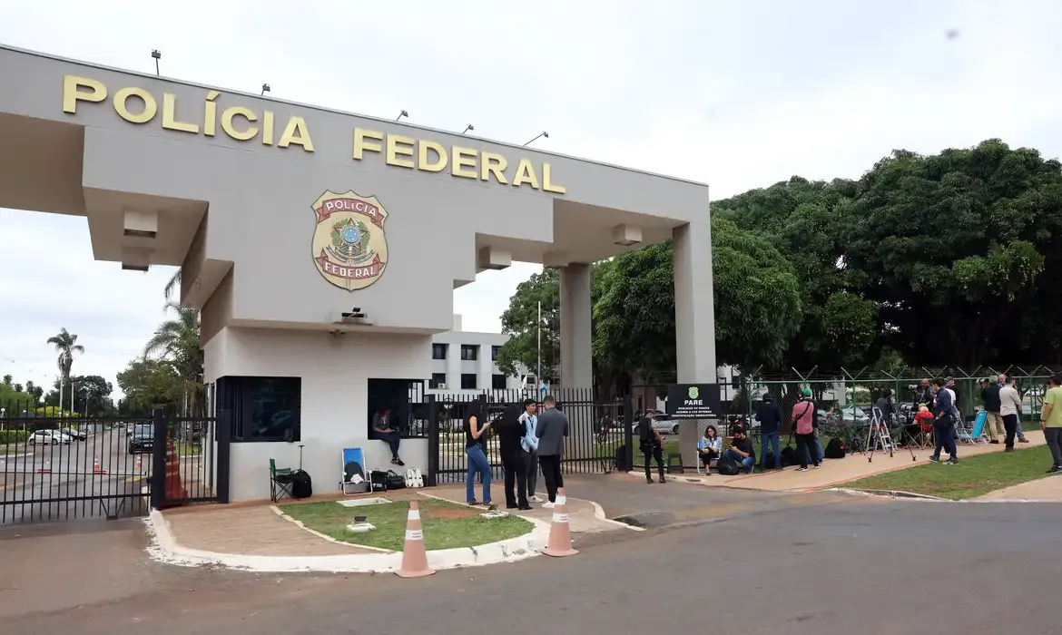 Brasília (DF), 22/11/2025 - Movimentação na Polícia Federal após a prisão do ex-presidente Jair Bolsonaro. Foto: Valter Campanato/Agência Brasil