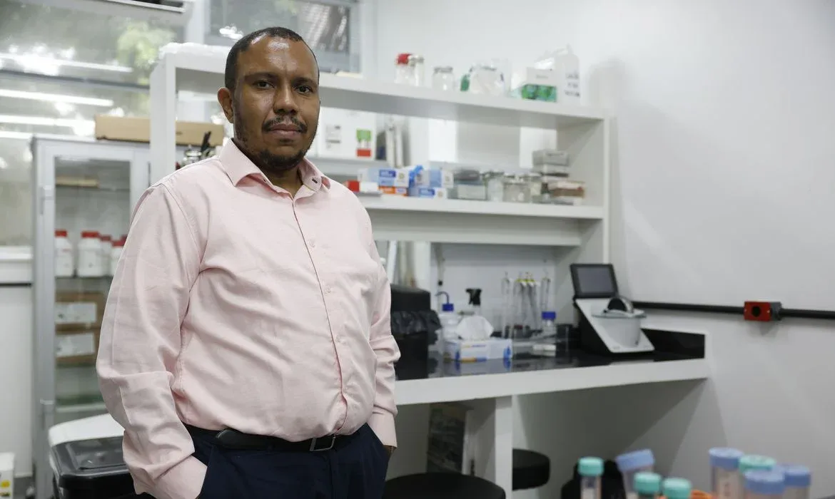 Rio de Janeiro (RJ), 12/03/2026 – Entrevista com o pesquisador da UFRJ Mychael Lourenço, que estuda Alzheimer e recebeu o prêmio ALBA-Roche Prize for Excellence in Neuroscience Reserach em 2026. Foto: Fernando Frazão/Agência Brasil