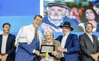 São Bernardo do Campo (SP), 19/03/2026 - Presidente da República, Luiz Inácio Lula da Silva, durante a cerimônia de entrega de título de Doutor Honoris Causa (in memoriam) a José “Pepe” Mujica, no Centro de Formação e Educação Permanente (Cenforpe). Na foto (da esquerda para a direita): Ministro da Educação, Camilo Santana; Reitor da Universidade Federal do ABC (UFABC), Dácio Roberto Matheus; Ex-Senadora e Ex-Vice Presidenta do Uruguai, Lucía Topolansky, viúva de Jose Pepe Mujica; Presidente da República, Luiz Inácio Lula da Silva e o Ministro da Fazenda, Fernando Haddad. Foto: Ricardo Stuckert/PR
