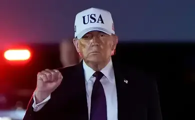 U.S. President Donald Trump pumps his fist after disembarking Air Force One at Palm Beach International Airport in West Palm Beach, Florida, U.S., February 27, 2026. REUTERS/Elizabeth Frantz